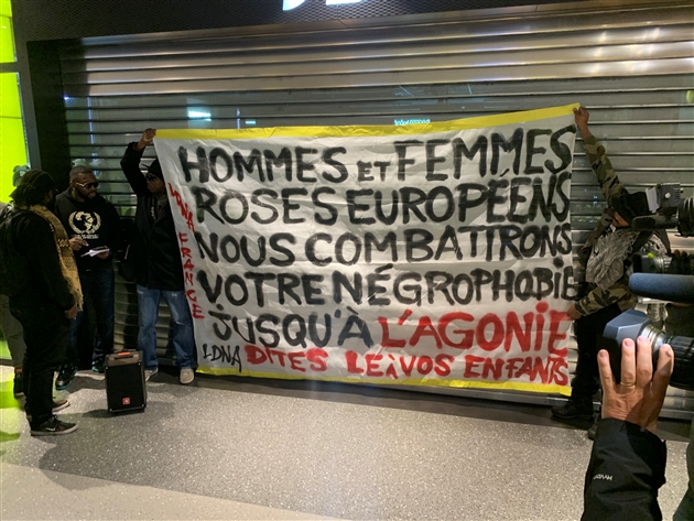 Propos racistes d'une vendeuse de JD Sports à Liège: rassemblement devant le magasin (Photos)