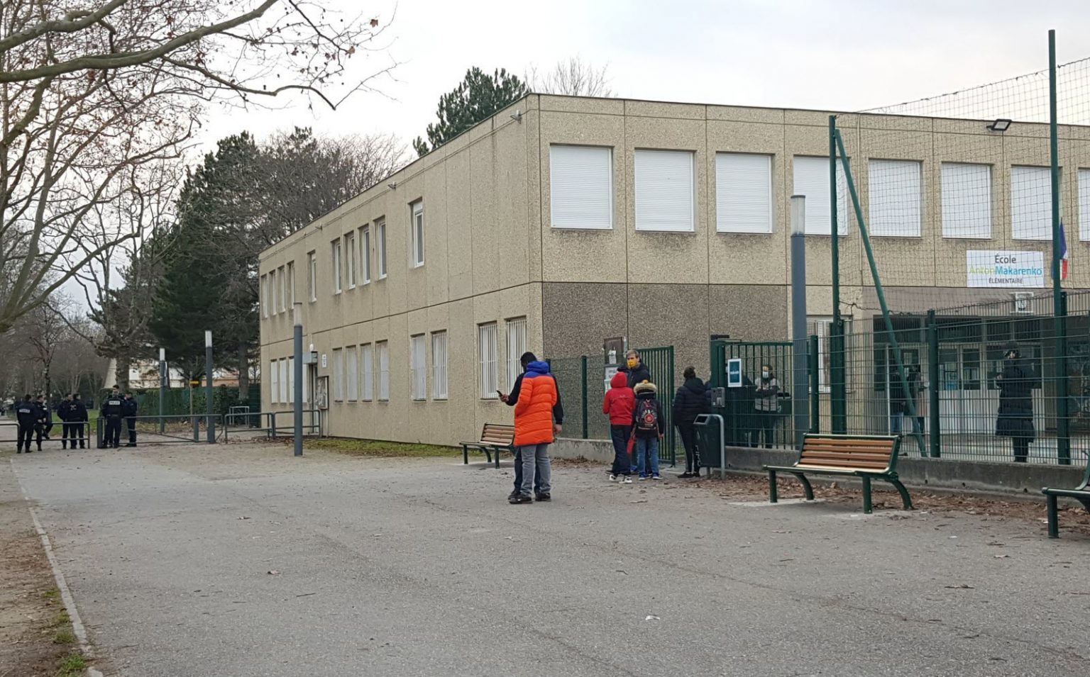 Vaulx en Velin 69 des CRS surveillent les abords de l école