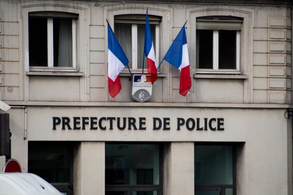 Paris Une Employ E De La Pr Fecture Soup Onn E De D Livrer Des Visas