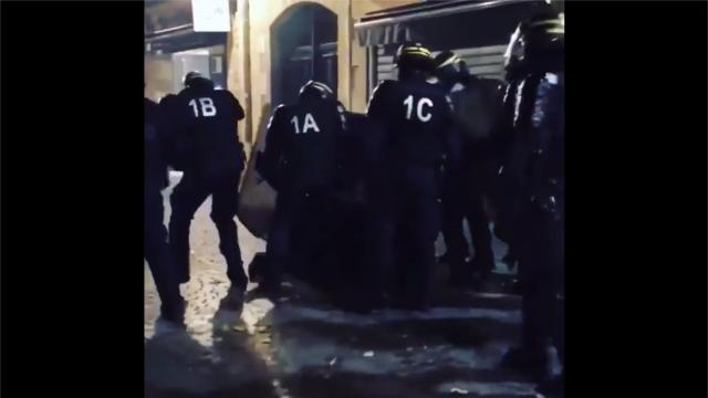 Gilets Jaunes Lagression Filmée Dune Personne