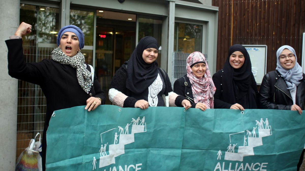 A Grenoble Les Militants Du Burkini Tentent De Convaincre Les Passants