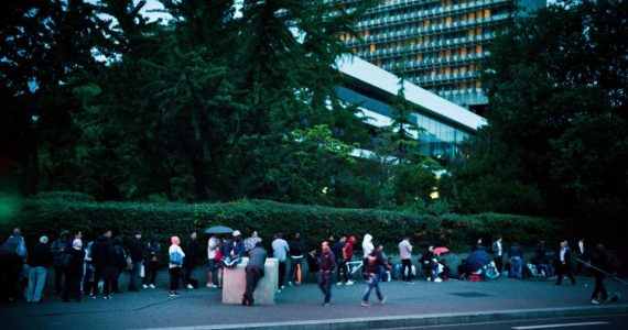 Nanterre, le 8 août 2017. Nuit devant la préfecture de police de Nanterre avec les personnes en attente de renouvellement de leur titre de séjour et autres démarches.