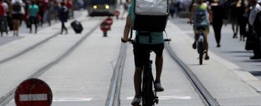 Un livreur Deliveroo sur son vélo, à Nice le 5 juin 2018.&nbsp; PHOTO ERIC GAILLARD/REUTERS