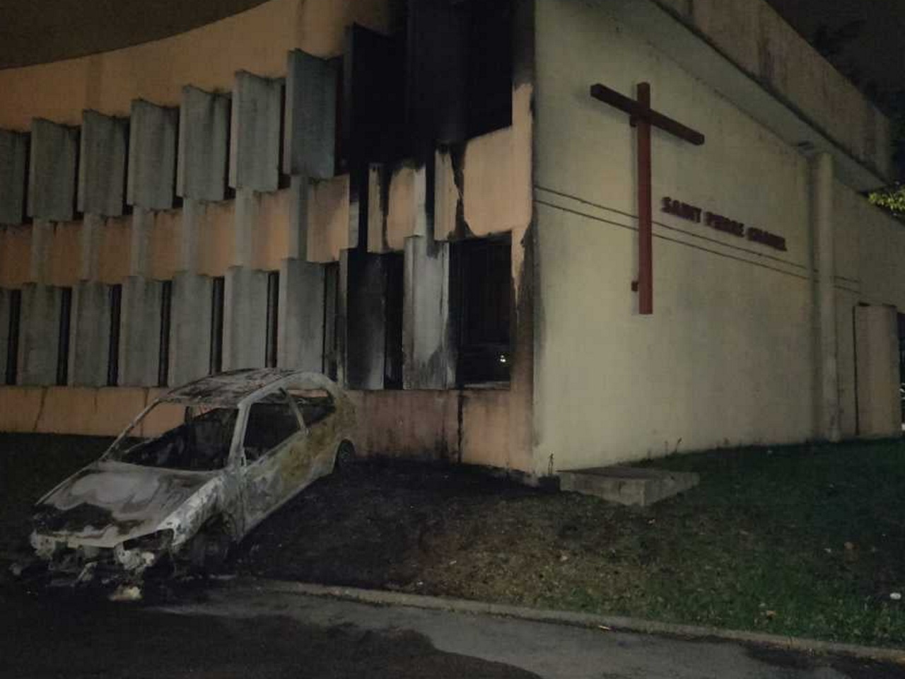 Rillieux-la-Pape (69) : des véhicules brûlés, des pompiers attaqués, une église incendiée par ...