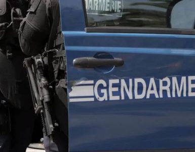 Les gendarmes viennent cueillir le protagoniste d'une rixe au petit matin, ils se font tirer dessus près de Nantes