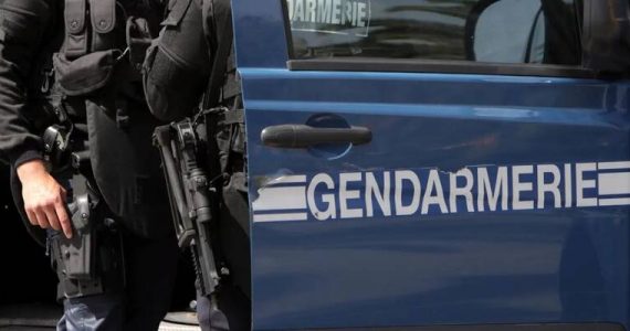 Les gendarmes viennent cueillir le protagoniste d'une rixe au petit matin, ils se font tirer dessus près de Nantes