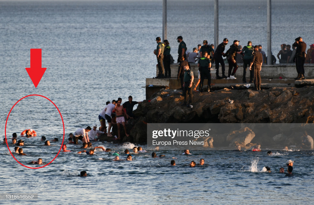 Ceuta Plan Large De La Photo Du Sauvetage D Un Bebe Que Relaie Abondamment La Presse Maj Temoignage De Sa Mere Je Lui Ai Demande De L Aide Parce Que