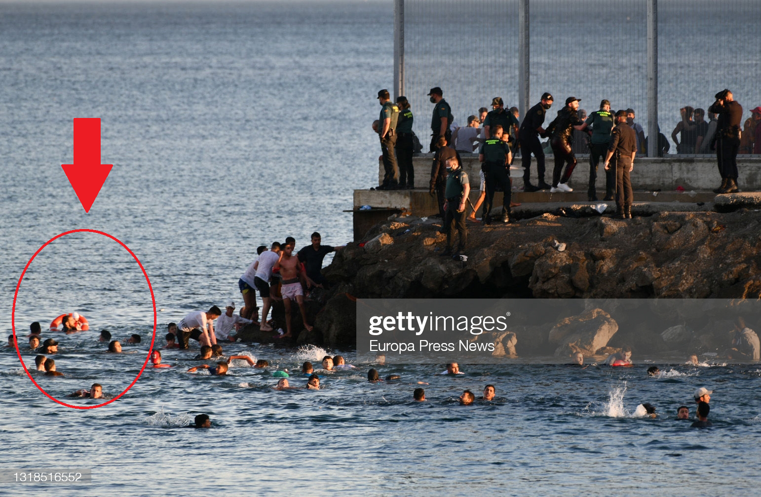 Ceuta Plan Large De La Photo Du Sauvetage D Un Bebe Que Relaie Abondamment La Presse Maj Temoignage De Sa Mere Je Lui Ai Demande De L Aide Parce Que