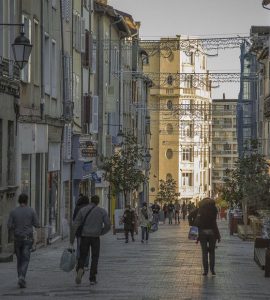 Un candidat aux élections départementales porte-plainte après avoir subi des attaques racistes sur un marché à Limoges