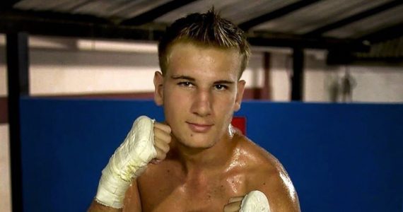 Ain Attaque au couteau : le champion de boxe thaïlandaise met KO son agresseur