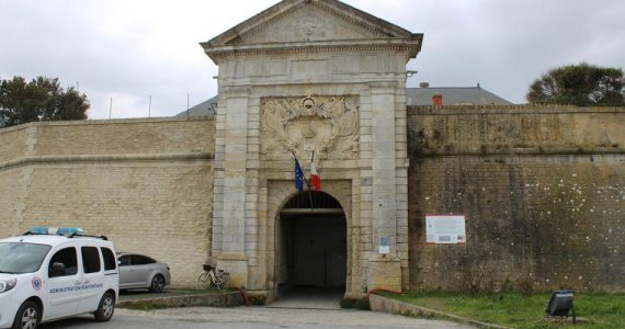 Charente-Maritime : une avocate surprise en pleins ébats sexuels avec un détenu à la centrale de Saint-Martin-de-Ré