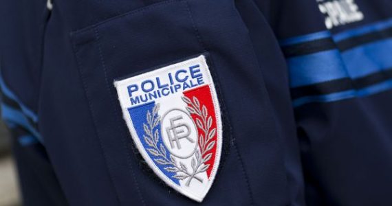 Grenoble : un homme en scooter fonce sur un policier municipal d'Echirolles et le blesse grièvement