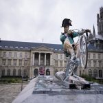 Rouen : un Napoléon “ubérisé” remplace la statue équestre de la place de l’hôtel de Ville