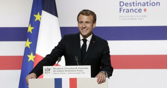 Macron a changé le bleu du drapeau français