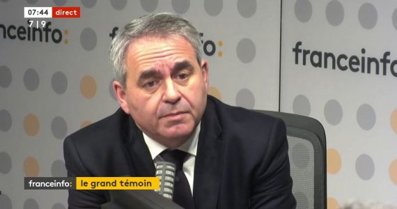 Vidéo Xavier Bertrand propose de laisser les migrants "prendre le ferry" pour "installer un rapport de force" avec Boris Johnson, "irresponsable" répond François Bayrou