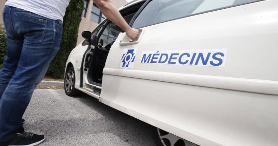 "Il a été projeté à terre et plaqué au sol": un médecin agressé dans la nuit, SOS médecins Toulon suspend ses visites et consultations