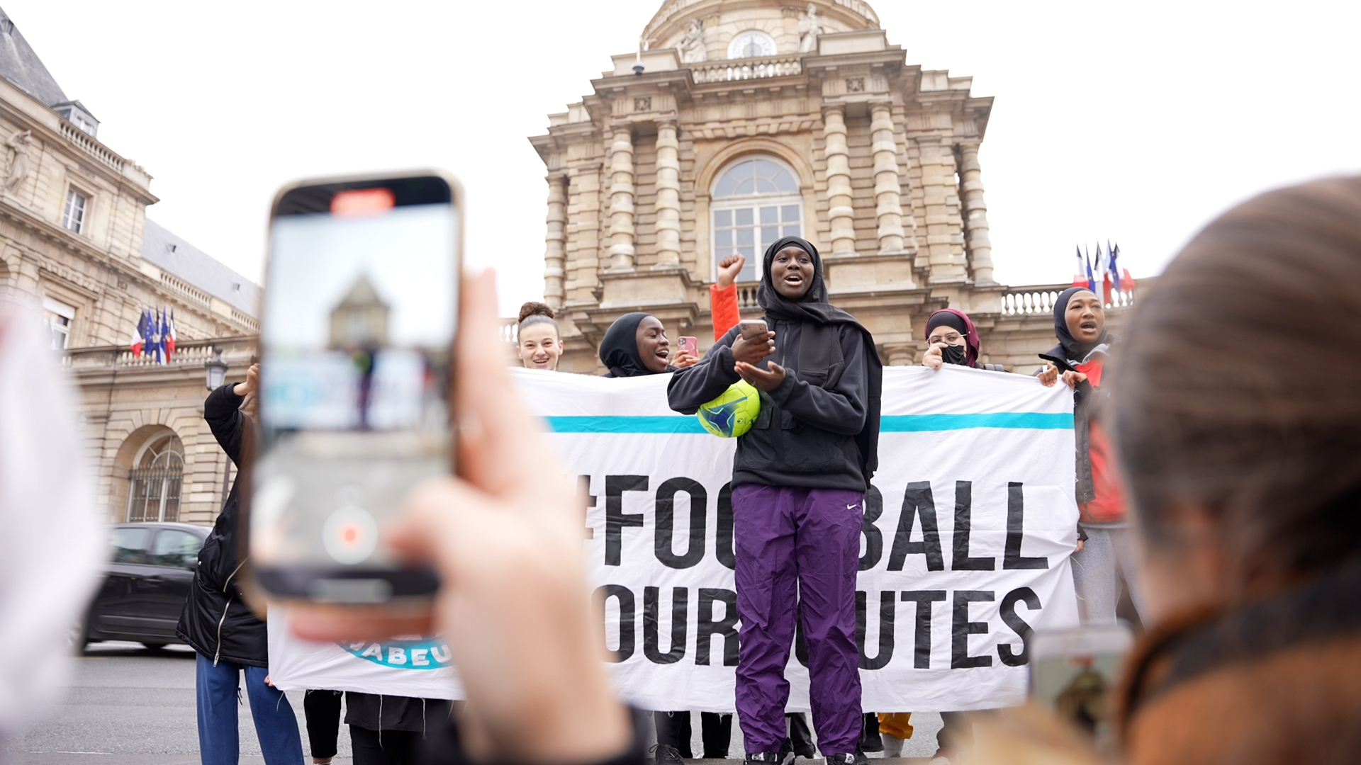 Les Hijabeuses Jouent Au Foot Devant Le S Nat Contre Linterdiction