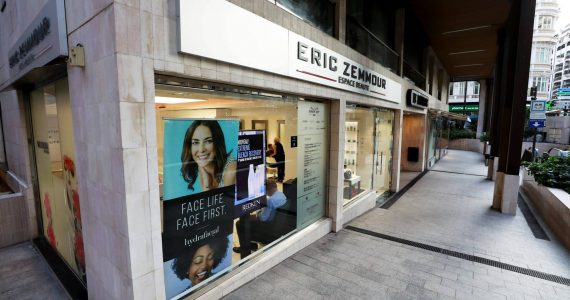 La vitrine du coiffeur Eric Zemmour vandalisée à Nice