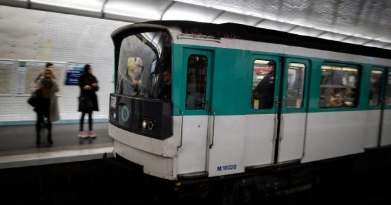 Crack à Paris : une toxicomane jugée pour avoir poussé une femme sur les rails du métro