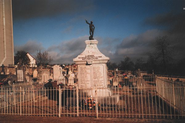 Villebon-sur-Yvette : les plaques funéraires pillées sur une soixantaine de  tombes du cimetière - Le Parisien