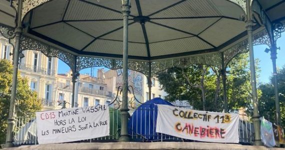 Marseille : une cinquantaine de migrants mineurs isolés installent leurs tentes sur la Canebière