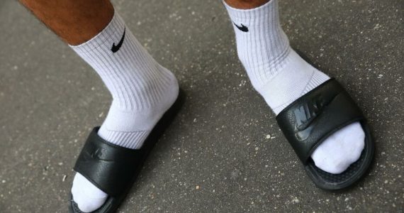 «Ça fait plage» : l’interdiction des claquettes-chaussettes dans un collège divise élèves et enseignants