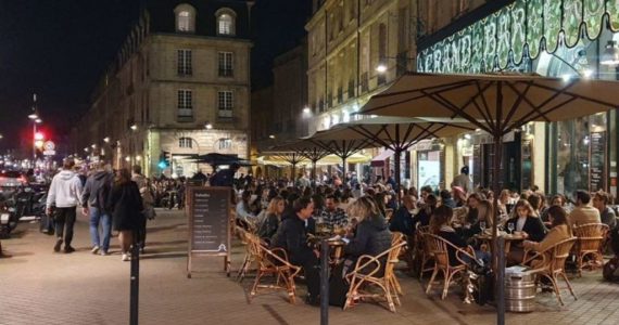 Bordeaux : il vole le sac à main d'une cliente en terrasse, elle le rattrape et le soumet