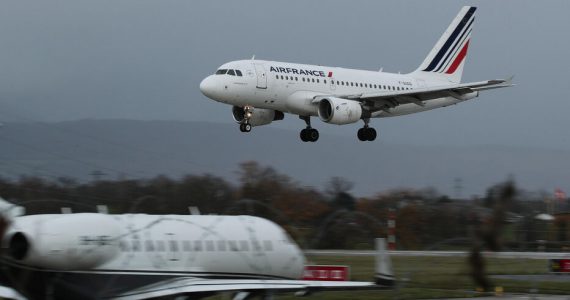 Air France ne peut interdire le port des tresses afro à ses stewards, tranche la Cour de cassation