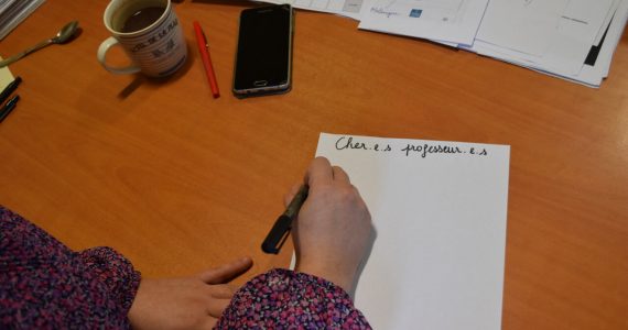 Elle dénonce l'utilisation de l'écriture inclusive au collège de Breteuil