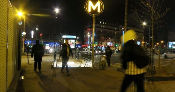 Paris : sa victime le pousse dans l’escalier du métro, le voleur de portable gravement blessé