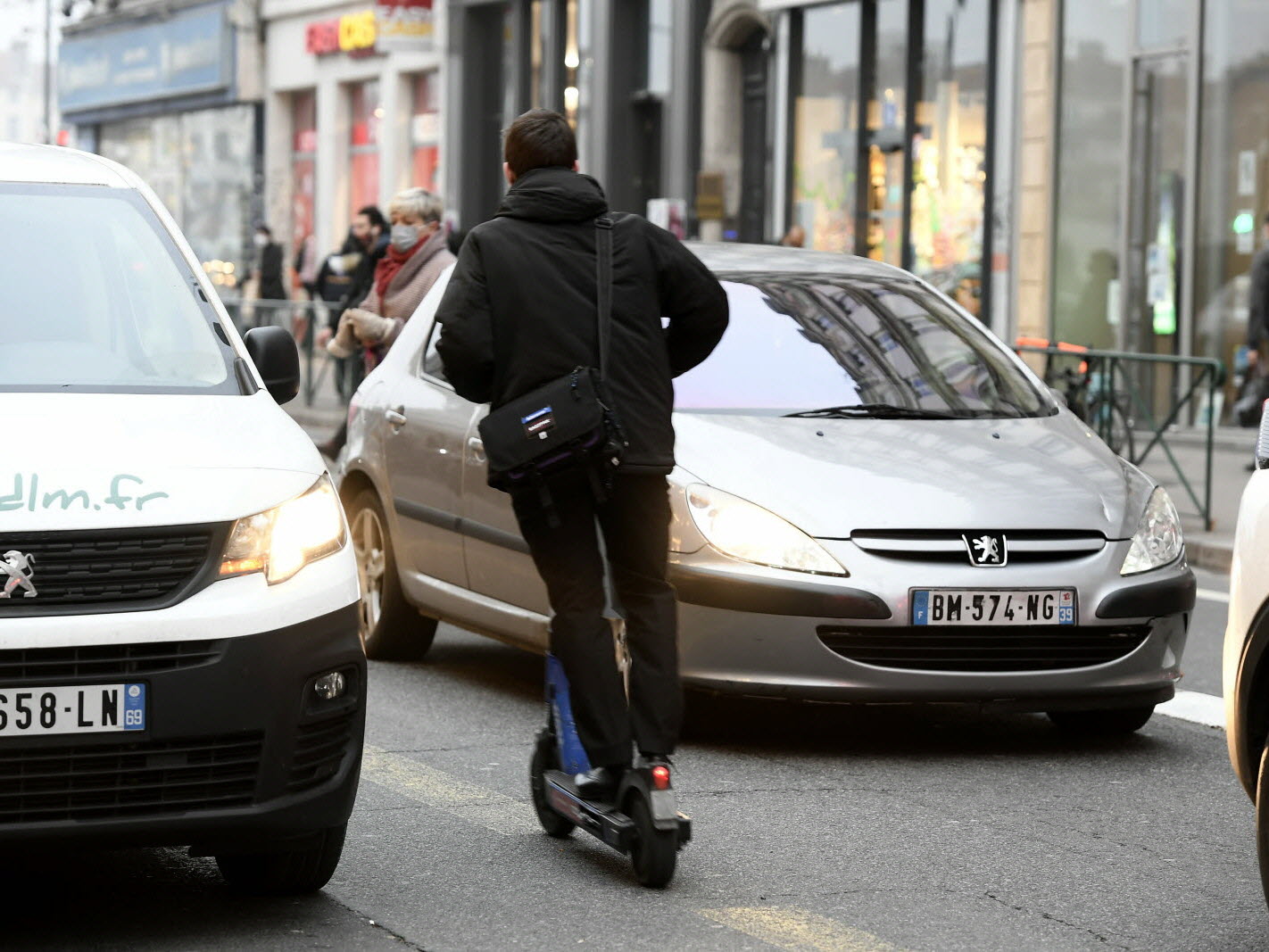 Policier percuté à trottinette : Une collision dramatique évitée de justesse