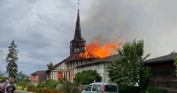 VIDÉO. Une église historique à pan de bois détruite par un incendie dans la Marne, "le symbole du village qui disparaît"