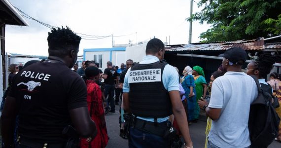 Mayotte : un policier mis en examen après avoir fait usage de son arme lors d’affrontements à Cavani