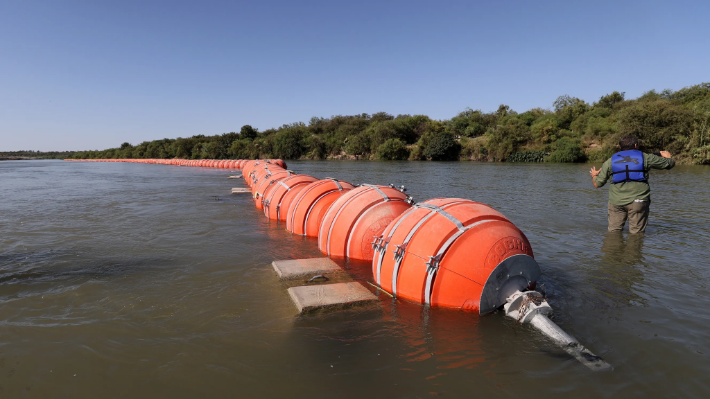 États Unis Le Gouverneur Du Texas Installe Une Barrière Flottante Munie De Lames En Forme De