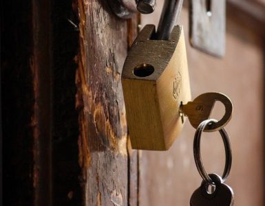 Une cinquantaine de squatteurs prennent d'assaut une maison gardée par un vigile, se barricadent et agressent une voisine