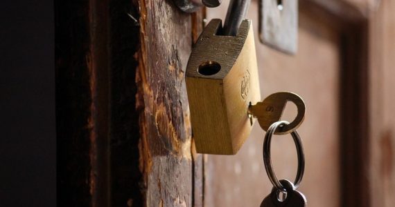 Une cinquantaine de squatteurs prennent d'assaut une maison gardée par un vigile, se barricadent et agressent une voisine