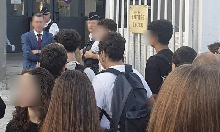 Rentrée scolaire : des policiers contrôlaient-ils le port de l'abaya à l'entrée du lycée Mistral d'Avignon ?