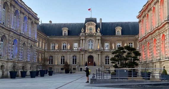 Guerre Israël-Hamas : l'hôtel de ville d'Amiens illuminé aux couleurs du drapeau de l’État d’Israël