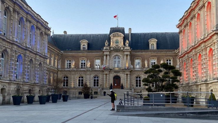 Guerre Israël-Hamas : l'hôtel de ville d'Amiens illuminé aux couleurs du drapeau de l’État d’Israël