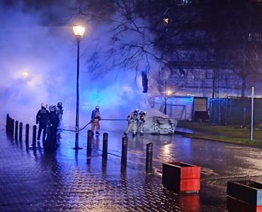 Lourd bilan du Réveillon à Bruxelles : voitures brûlées, pétards explosifs, arrestations… et une main arrachée ! Photos et vidéos à Molenbeek