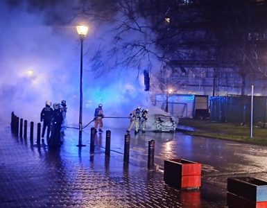 Lourd bilan du Réveillon à Bruxelles : voitures brûlées, pétards explosifs, arrestations… et une main arrachée ! Photos et vidéos à Molenbeek