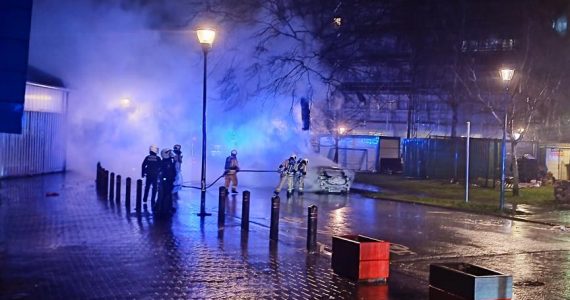 Lourd bilan du Réveillon à Bruxelles : voitures brûlées, pétards explosifs, arrestations… et une main arrachée ! Photos et vidéos à Molenbeek