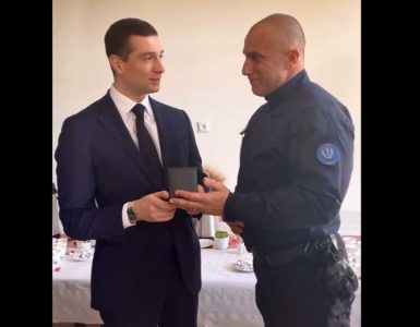 Bardella reçoit une médaille d'une compagnie de CRS, "mécontent" Darmanin demande un rapport