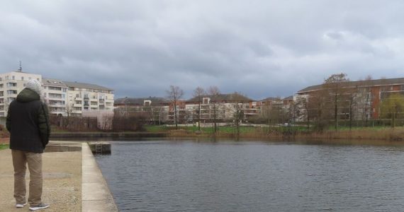 Trois personnes jetées dans les eaux froides du lac de Créteil : le « serial pousseur » recherché par la police