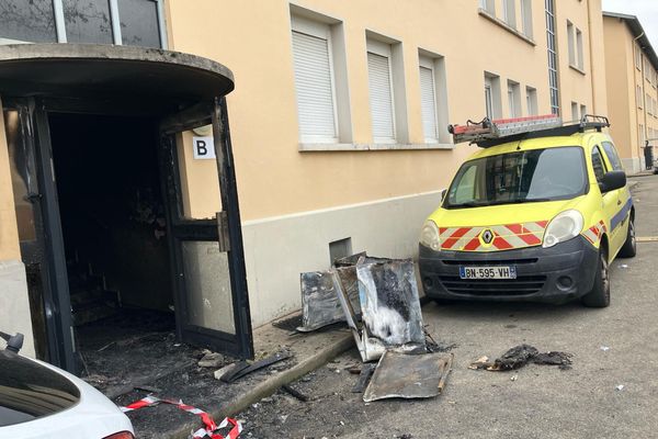 Deux blessés graves dans un incendie à Villeurbanne : le feu est parti dans deux escaliers différents