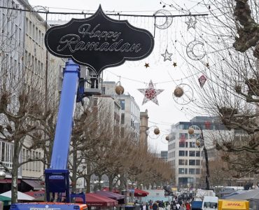 In Frankfurts FußgängerzoneErste deutsche Stadt hängt Ramadan-Beleuchtung auf