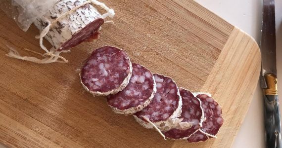 Un Rémois frappe toute sa famille à cause d’un saucisson trouvé dans le réfrigérateur