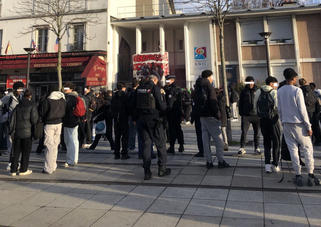 Affaire Du Voile Au Lycée Maurice-Ravel à Paris : Témoignage Du ...