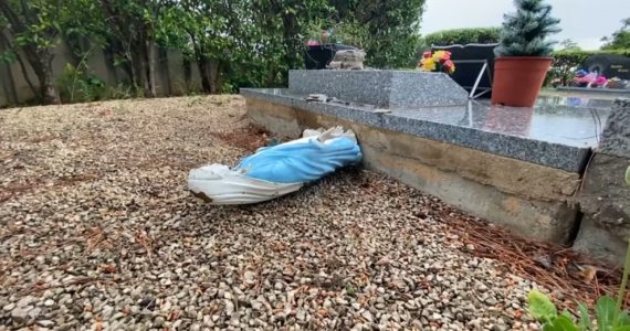 Vitrolles: une vingtaine de tombes profanées dans un cimetière, la mairie dénonce un "acte écœurant"