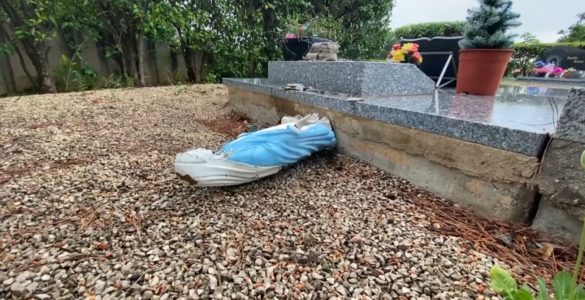 Vitrolles: une vingtaine de tombes profanées dans un cimetière, la mairie dénonce un "acte écœurant"